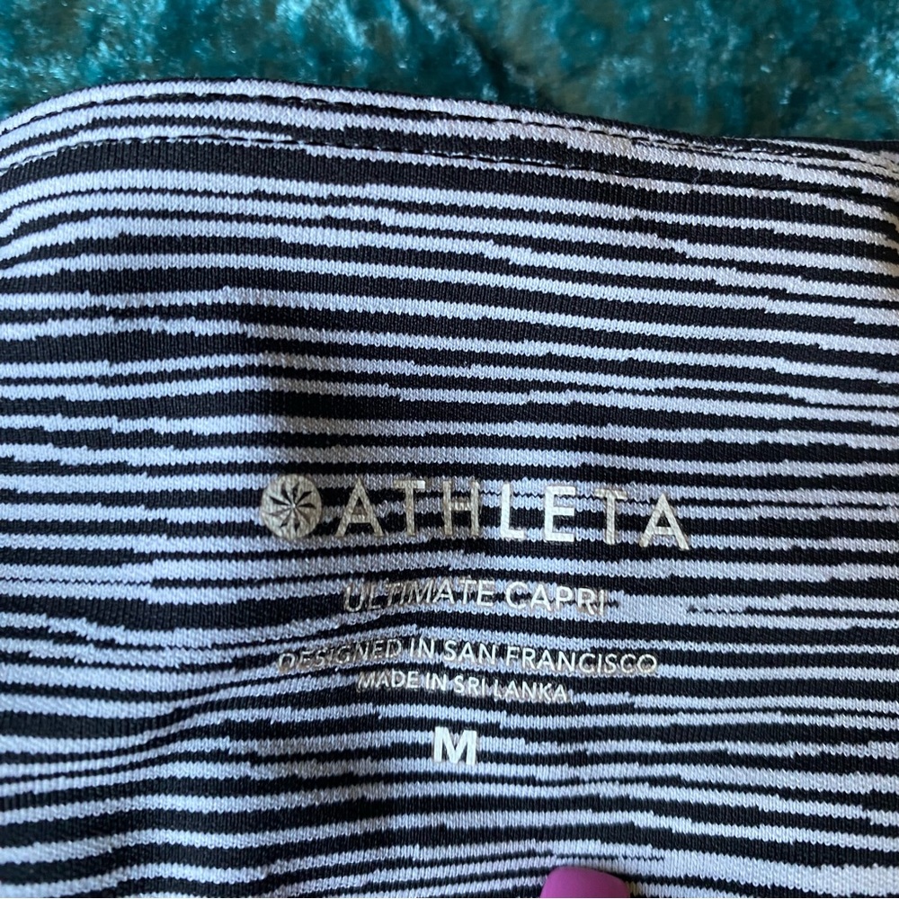 Athleta cropped strip leggings EUC - Picture 4 of 4